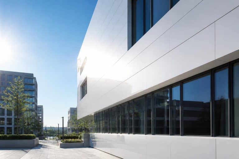 découvrez les avantages de l'association entre les façades laquées et la réflexion de la lumière naturelle pour sublimer l'esthétique et optimiser la luminosité des bâtiments.