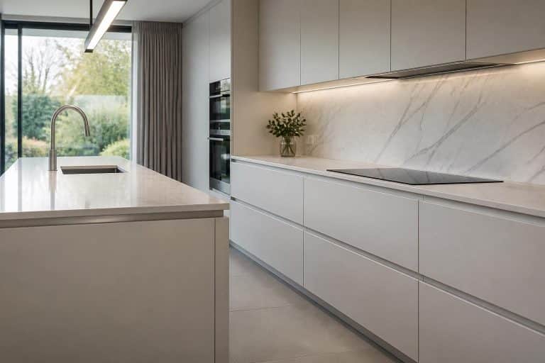 découvrez comment la pureté des lignes de votre cuisine dépend du choix des poignées profilées, alliant esthétisme et fonctionnalité pour un design épuré et moderne.