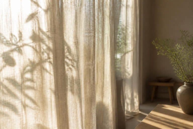 découvrez comment les voilages en lin offrent une liaison directe avec une filtration douce de la lumière éblouissante, apportant élégance et confort à votre intérieur.