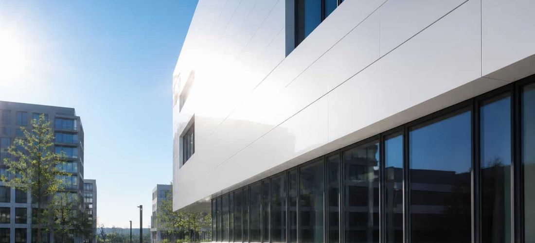 découvrez les avantages de l'association entre les façades laquées et la réflexion de la lumière naturelle pour sublimer l'esthétique et optimiser la luminosité des bâtiments.