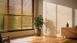 découvrez comment le store vénitien en bois permet un contrôle précis des rayons du soleil, alliant esthétique naturelle et régulation optimale de la lumière pour un intérieur confortable.