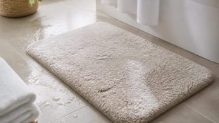 découvrez comment un tapis de bain en coton épais améliore l'absorption rapide de l'eau à la sortie du bain pour un sol toujours sec et une sensation de confort optimale.