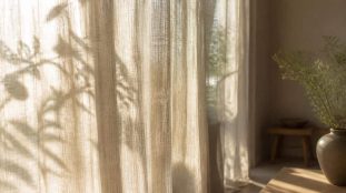 découvrez comment les voilages en lin offrent une liaison directe avec une filtration douce de la lumière éblouissante, apportant élégance et confort à votre intérieur.