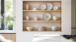 découvrez comment une étagère ouverte met en valeur votre vaisselle décorative, alliant fonctionnalité et esthétisme pour sublimer votre intérieur.